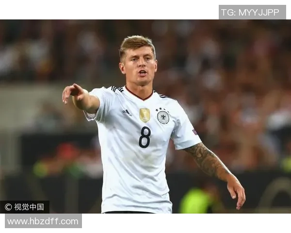 德国足球明星厄齐尔的辉煌职业生涯与场外影响力分析